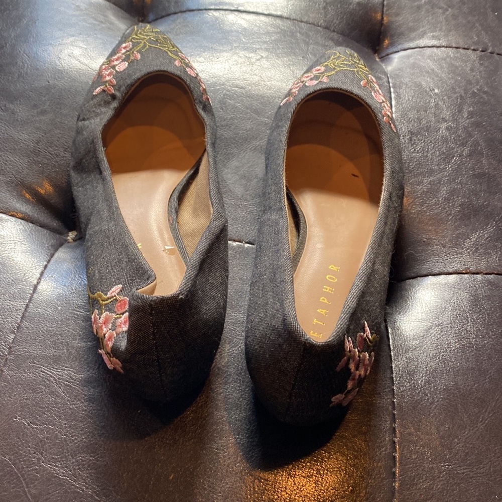 Metaphor Women’s Black with Flower Design Flats Shoes 8 - Picture 2 of 7